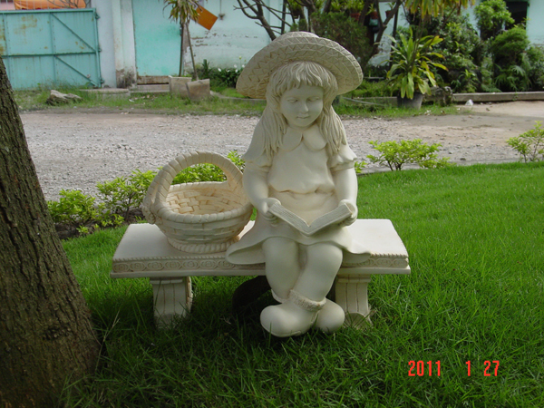 Bé gái đọc sách